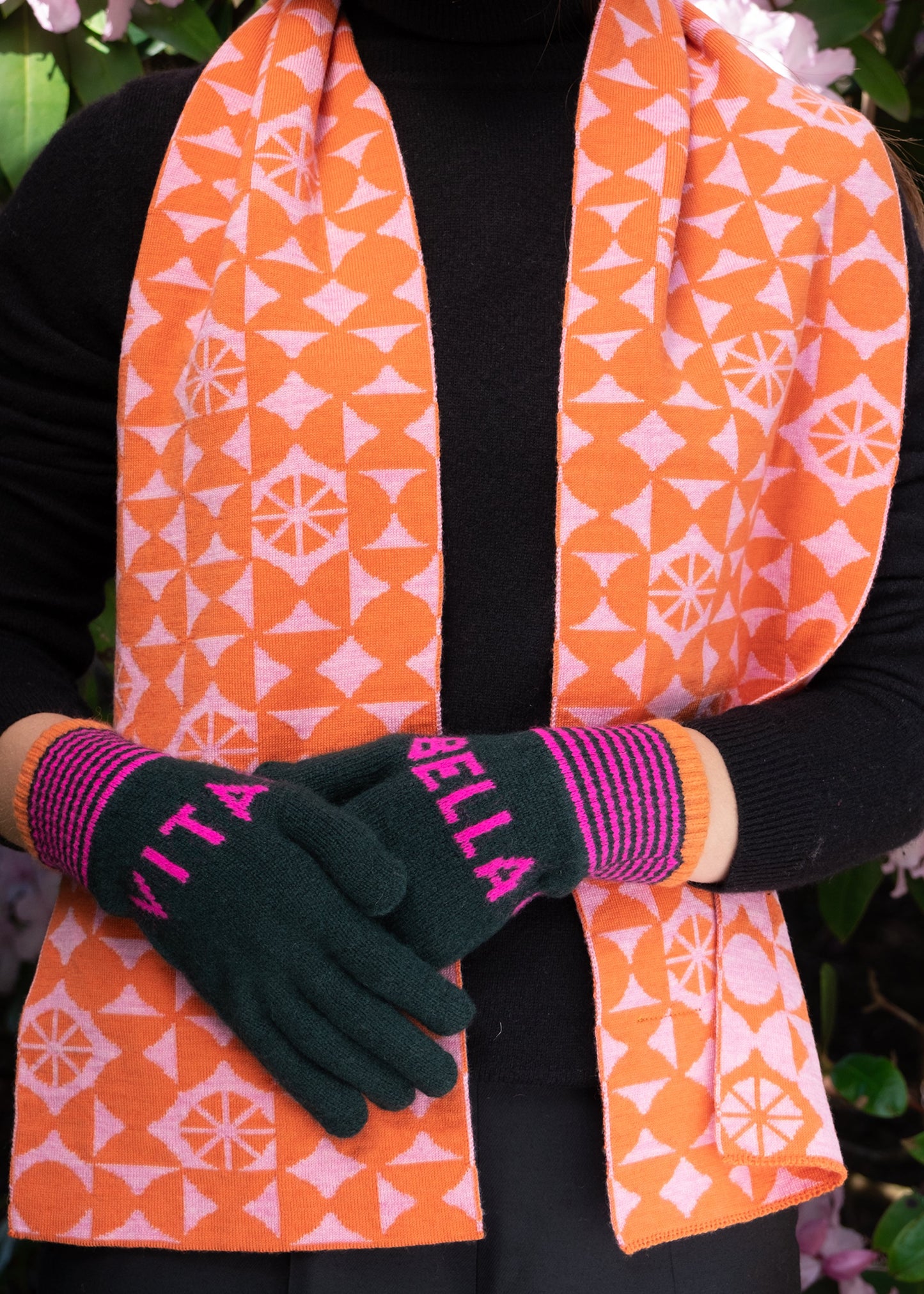 Vita Bella Gloves in Dark Green and Fuchsia