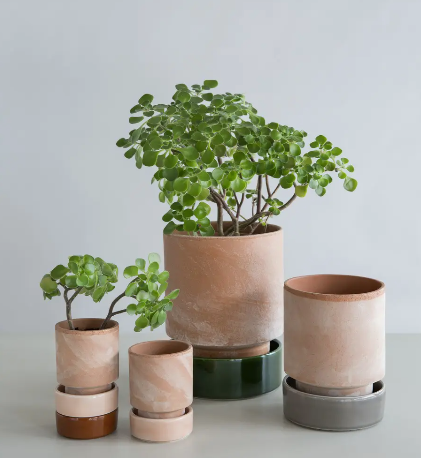Hoff Pot in Rose Clay Ø18cm.The stackable, cylindrical Hoff Pot, designed by graphic designer Anne Hoff, brings a whole new dimension to the Bergs Potter philosophy.