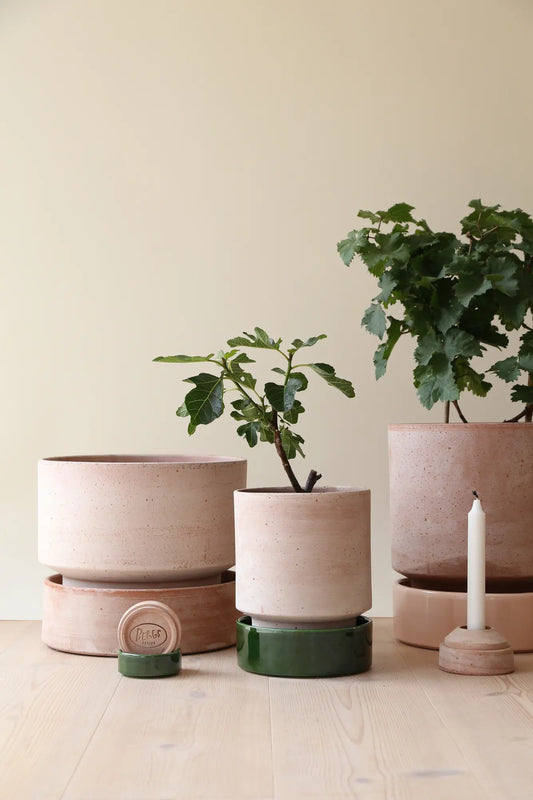 Hoff Pot in Rose Clay Ø14cm.<p class="" data-mce-fragment="1">The stackable, cylindrical Hoff Pot, designed by graphic designer Anne Hoff, brings a whole new dimension to the Bergs Potter philosophy.