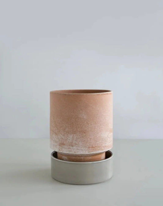 The stackable, cylindrical Hoff Pot, designed by graphic designer Anne Hoff, brings a whole new dimension to the Bergs Potter philosophy. Hoff Pot in Rose Clay Ø 8cm