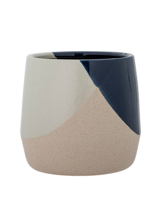 <p>This terracotta plant pot gives your space a cozy, laid-back vibe. The plant pot has a rough surface with graphic details in blue colours.
