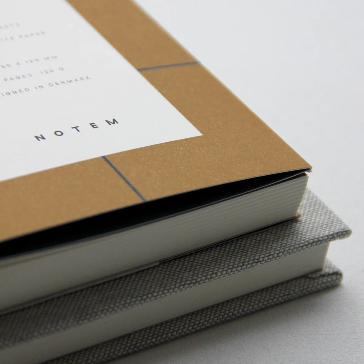 Uma Notebook, Medium in Ochre
