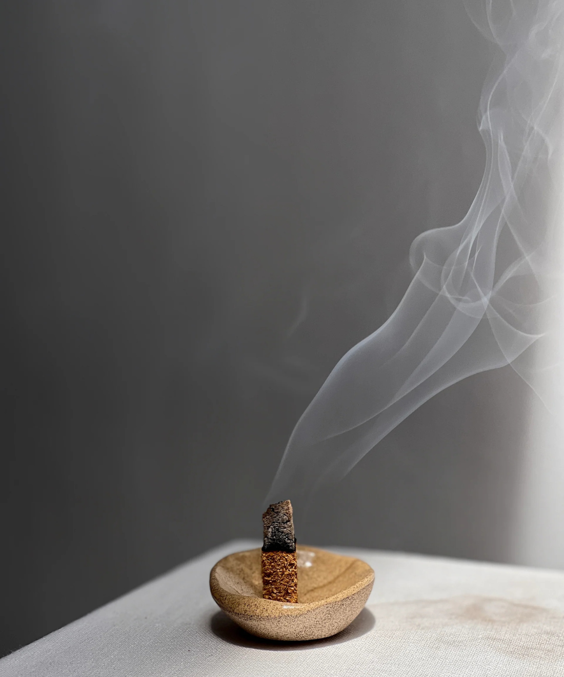 Elbow-Smugde-Pot-with-Paolo-Santo-incense-briquette-Incausa-1.png