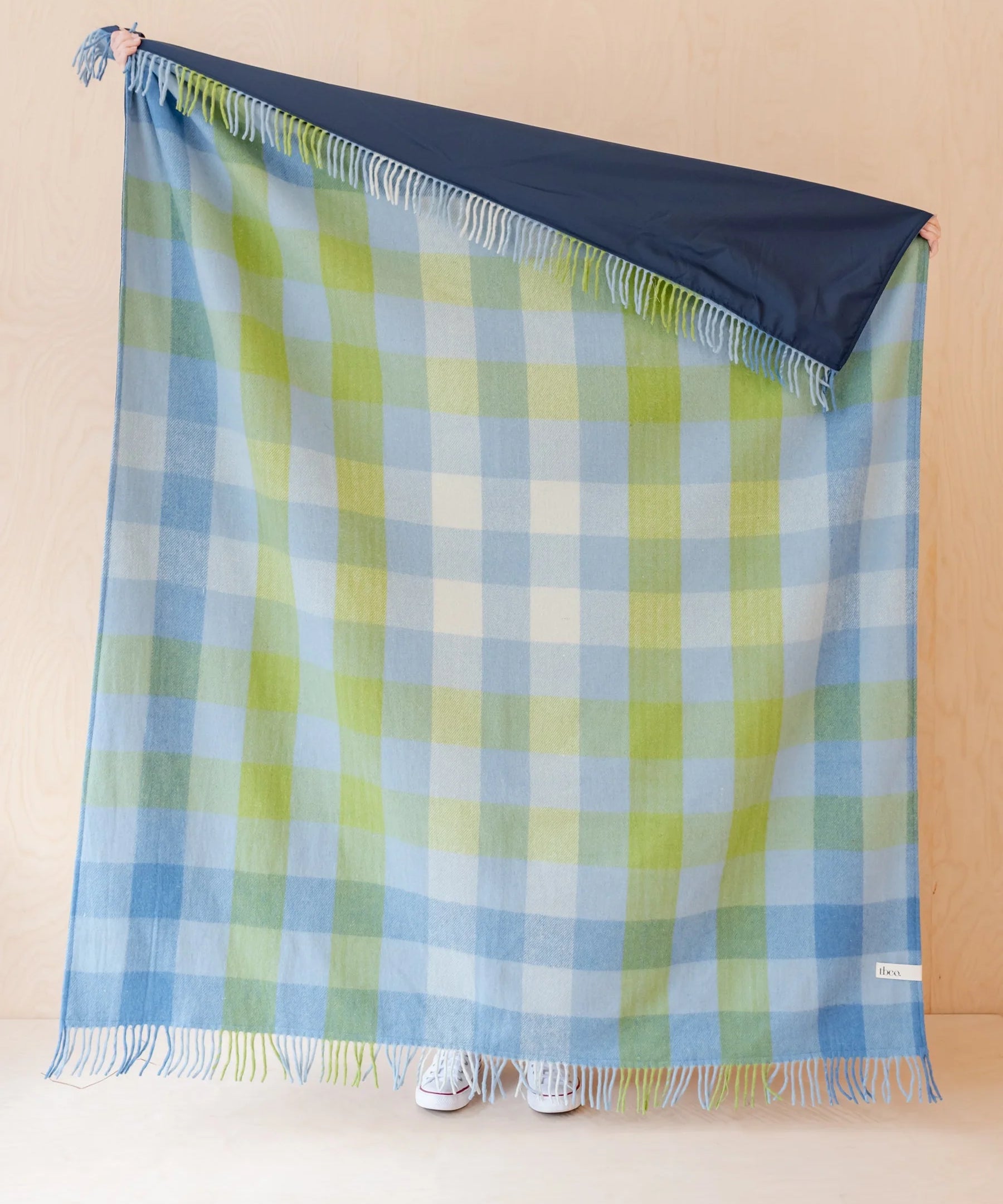 PRNGGBL04-RecycledWoolPicnicBlanketinBlueGradientGingham-2.webp