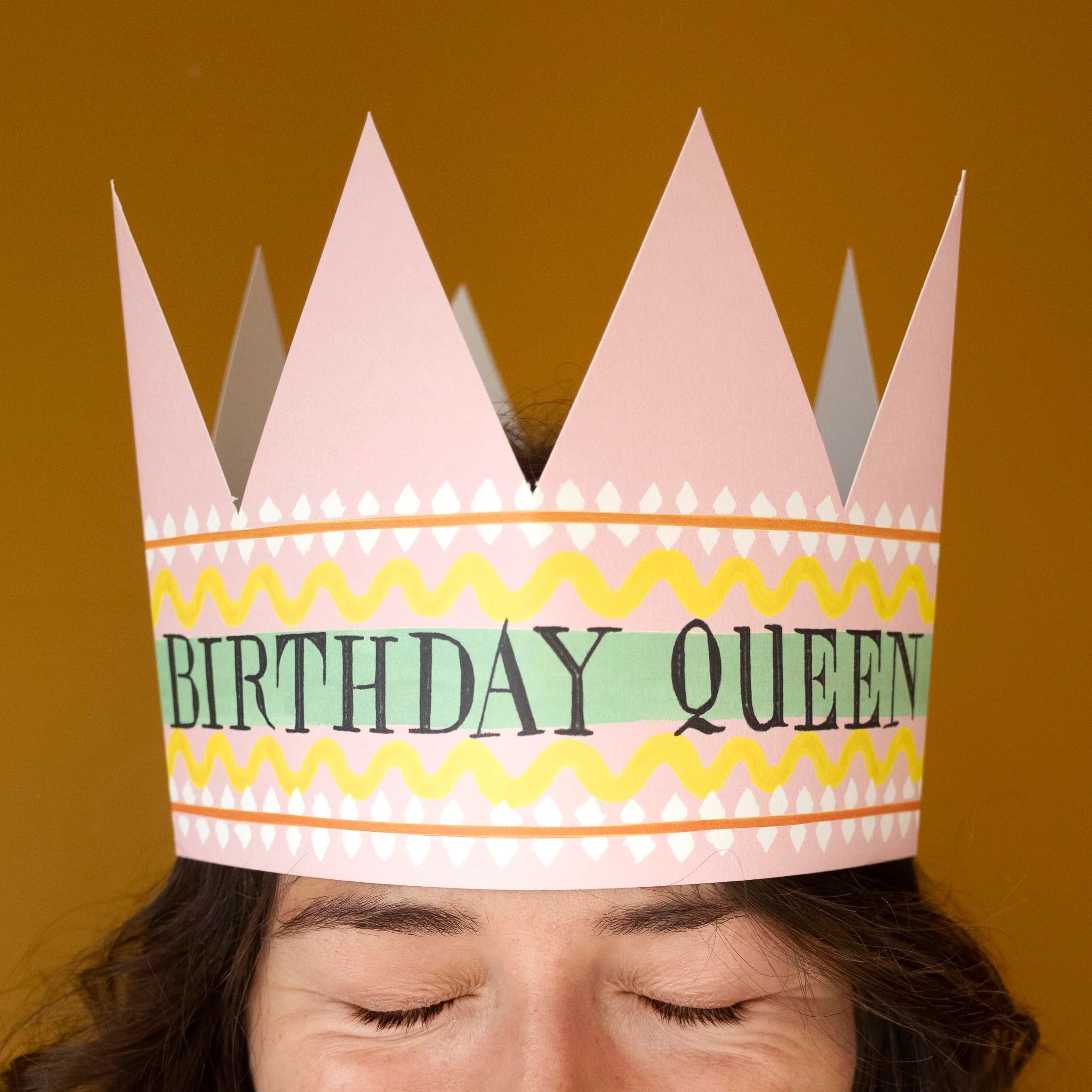 birthday-queen-party-hat-greeting-card-b.webp