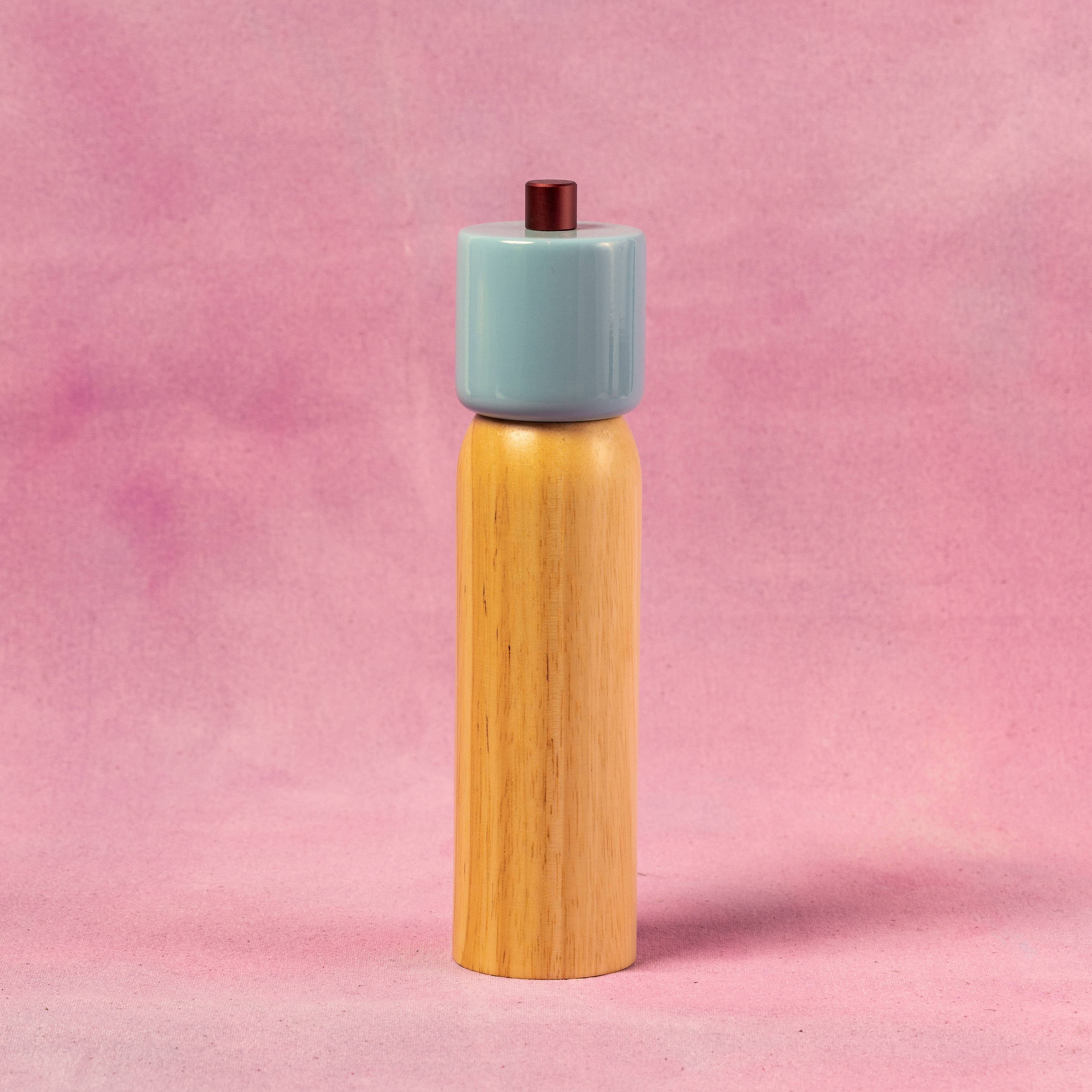 Close up of the burgundy top on the blue grinder