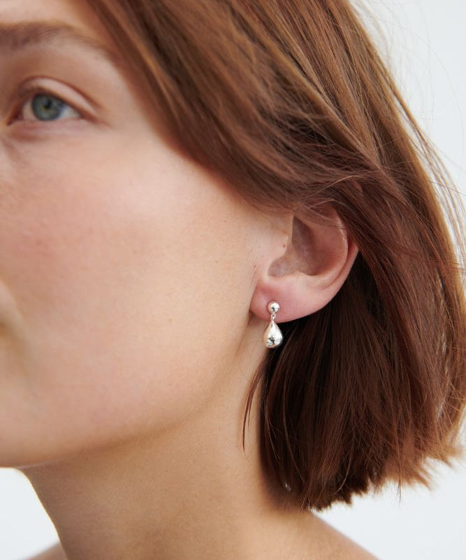 driplet-earrings-silver-model.jpg