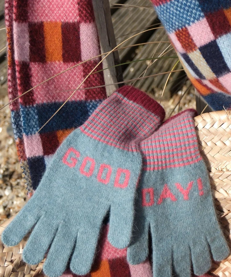 good-day-autumn-berry-gloves.webp