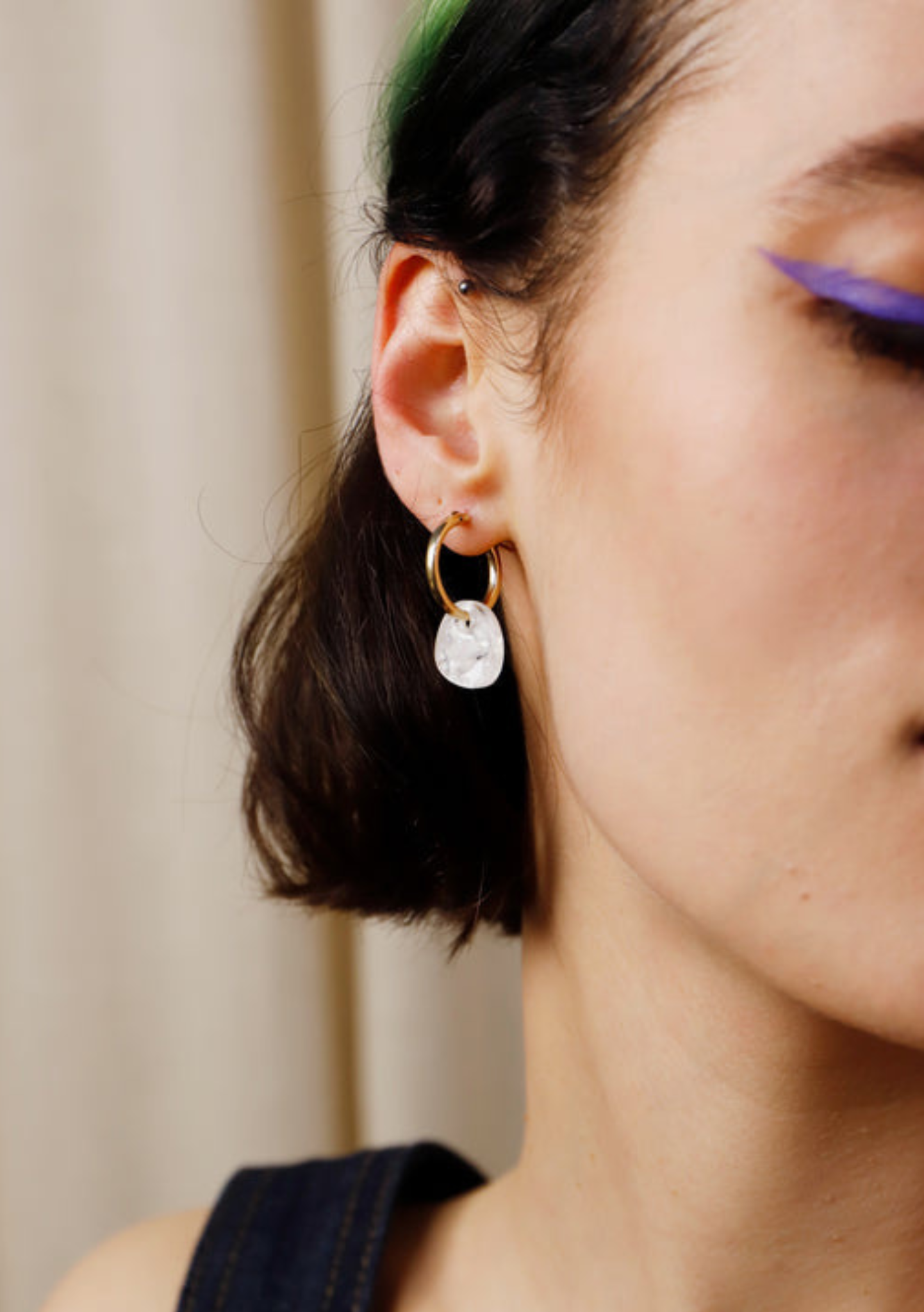 Beatrice Hoops in Off-White