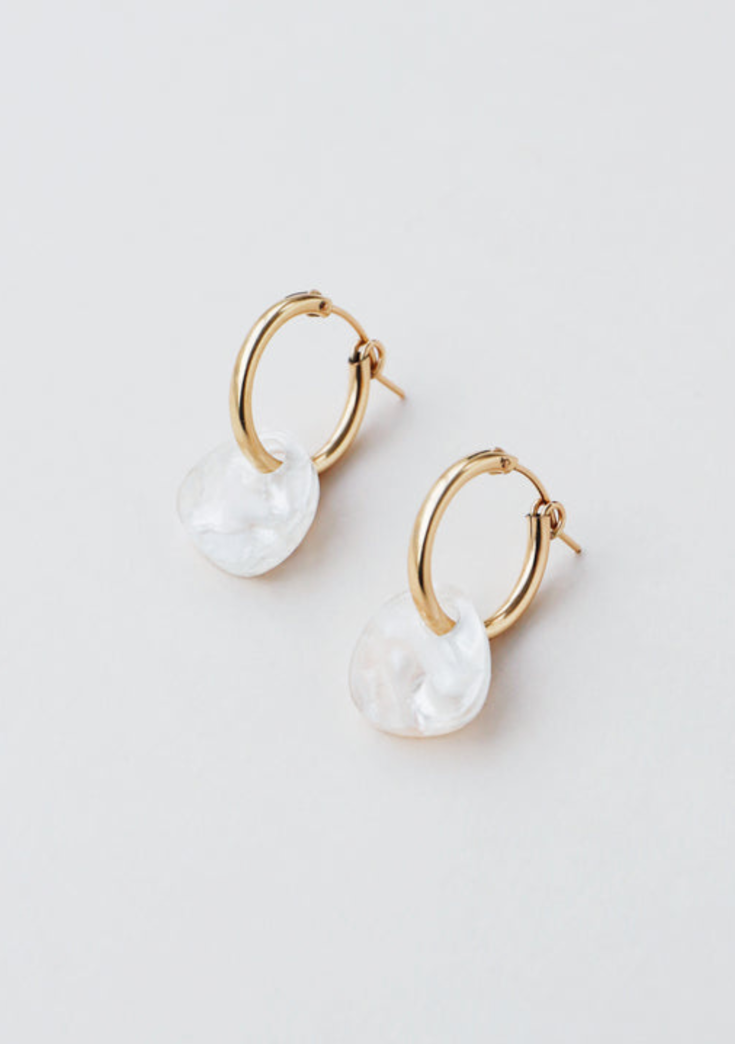 Beatrice Hoops in Off-White