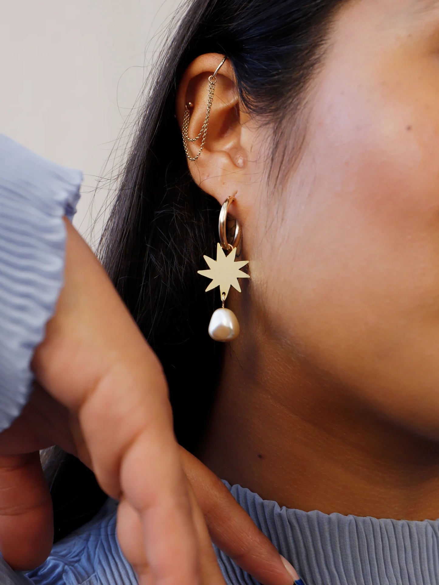 Kara hoop earring with star and pearl pendant from Wolf&Moon close up