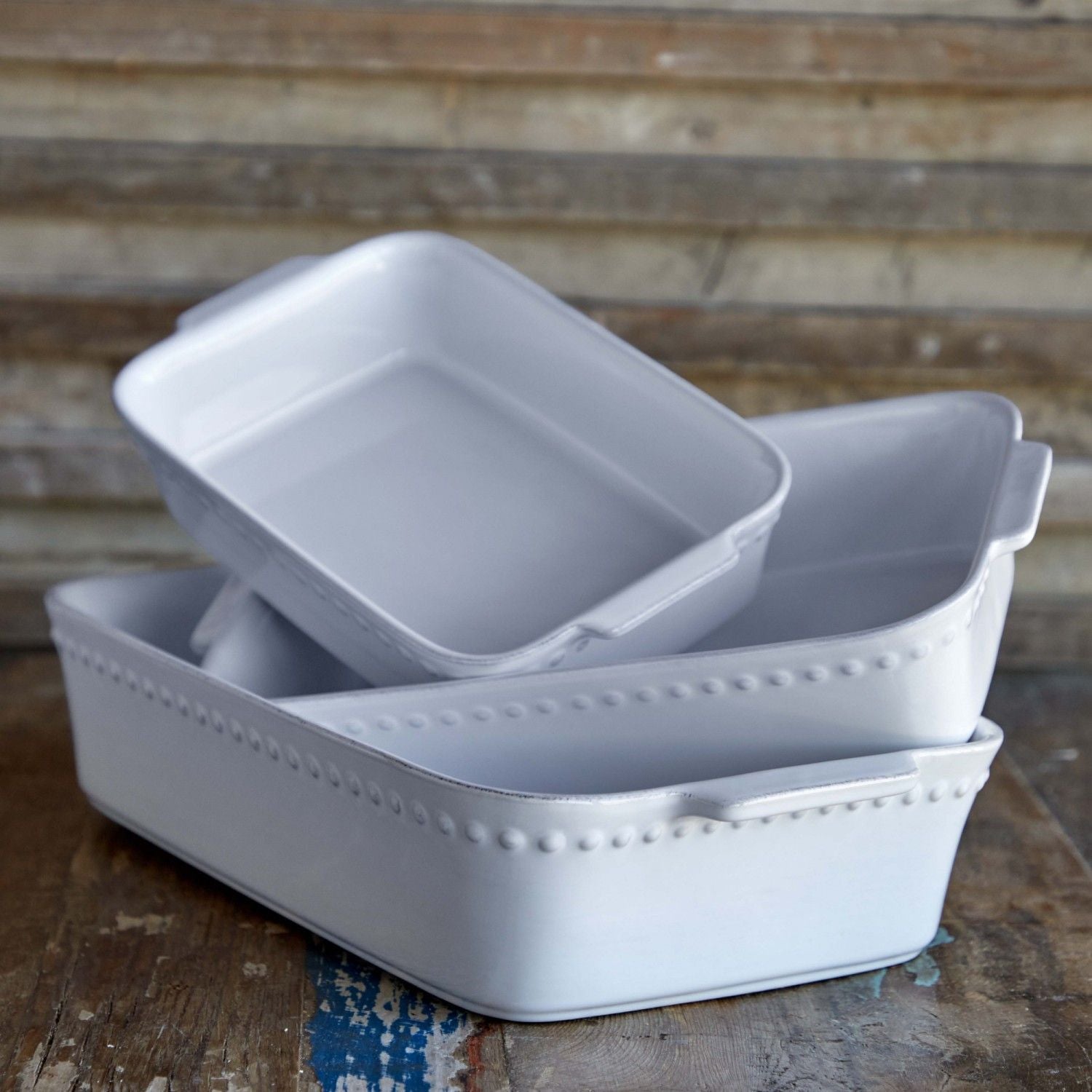 Large oven dish from the Pearl collection. The round shapes with a beaded rim are reinvented to create a new classic concept bringing a sophisticated and soft backdrop to your everyday table or setting the stage for all special celebrations. Oven, microwave, freezer and dishwasher safe.