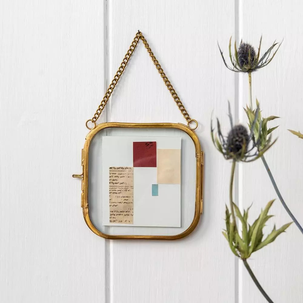 rounded-hanging-brass-frame-10x10cm_lifestyle_jpg.webp