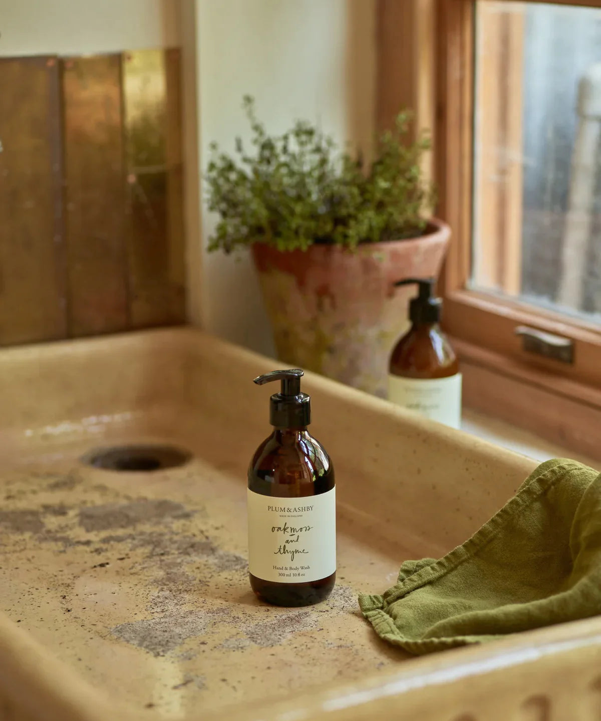 OakmossThyme-hand-body-wash2.webp