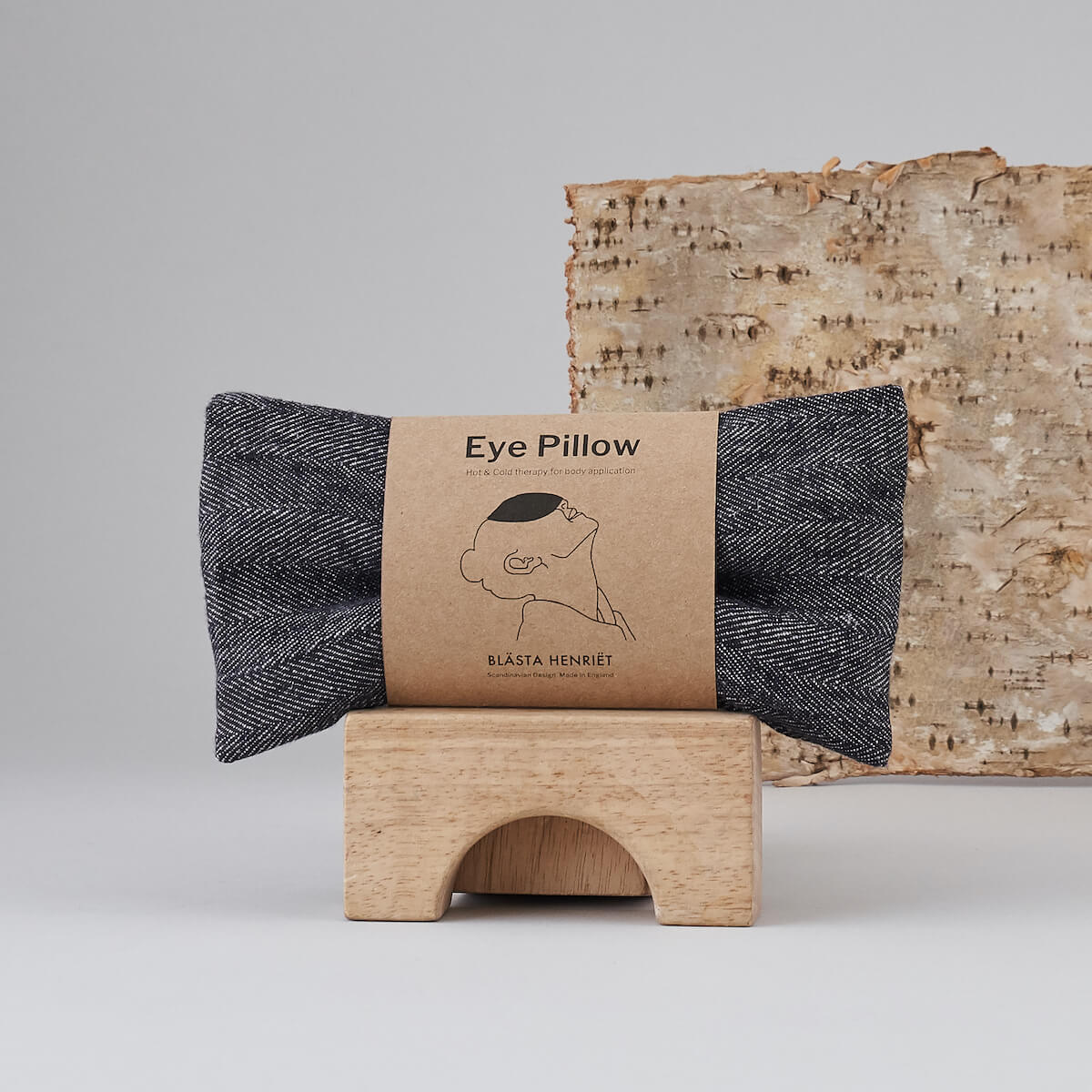 The Every Space hot and cold compress eye pillow in dark grey herringbone linen and filled with Cotswold wheat by Blästa Henriët