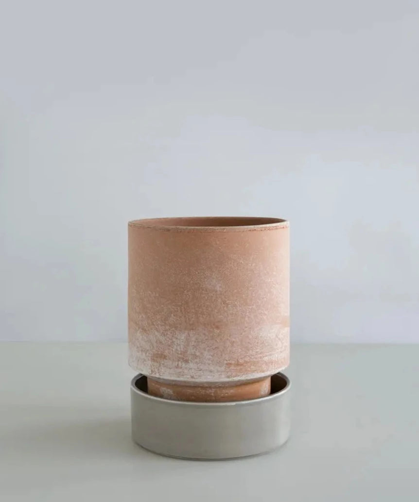 The stackable, cylindrical Hoff Pot, designed by graphic designer Anne Hoff, brings a whole new dimension to the Bergs Potter philosophy. Hoff Pot in Rose Clay Ø 8cm