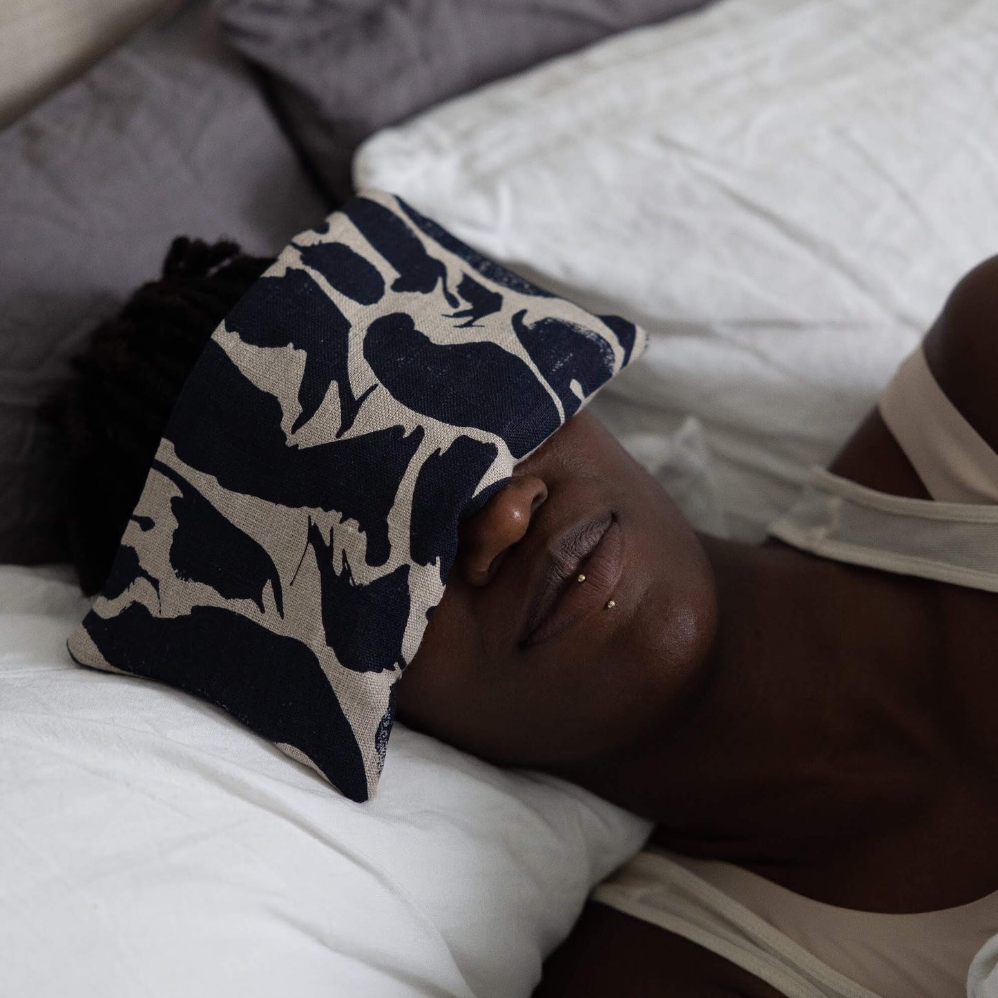 The Every Space hot and cold compress eye pillow in navy blue patterned linen and filled with wheat by Blästa Henriët